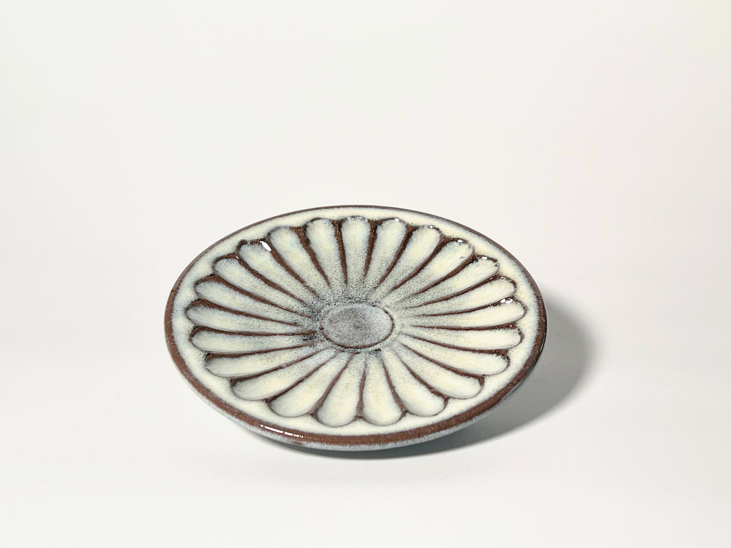 Yasutoshi Sakanishi (Yasutoshi Kiln) - 5 cm 盘子 - Shinogi，菊花图案 - 糖白