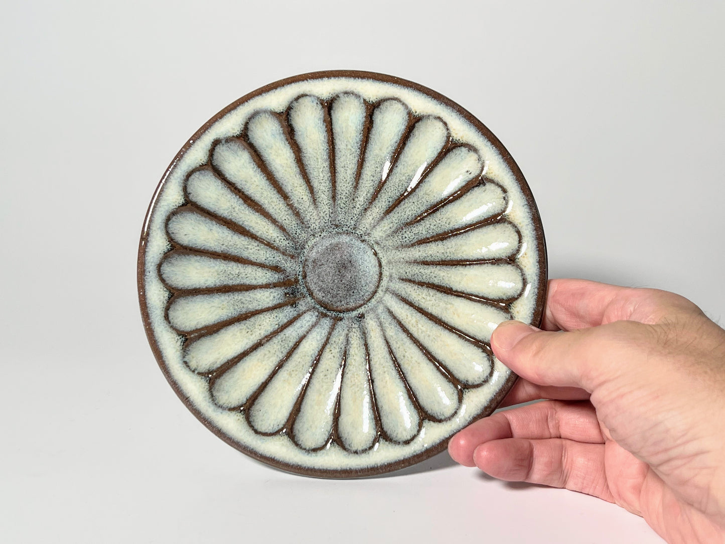 Yasutoshi Sakanishi (Yasutoshi Kiln) - 5 cm plate - Shinogi, chrysanthemum pattern - sugar white