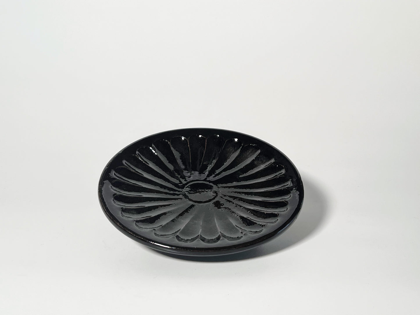 Yasutoshi Sakanishi (Yasutoshi Kiln) - 5-inch plate - Shinogi, chrysanthemum pattern - black glaze